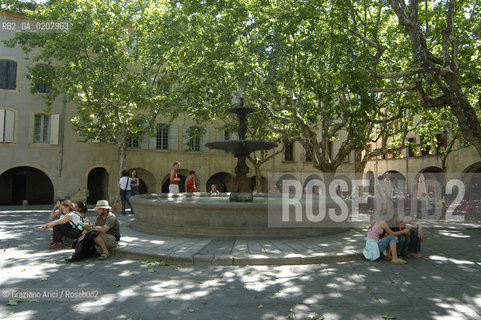 FRANCIA (LANGUEDOC-ROUSSILON) UZES : LA PLACE AUX HERBES © 2006 Graziano Arici/Rosebud2 / GEO PIAZZA MERCATO ROSSO STOFFA ALBERO