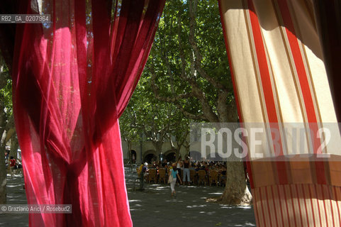 FRANCIA (LANGUEDOC-ROUSSILON) UZES : LA PLACE AUX HERBES © 2006 Graziano Arici/Rosebud2 / GEO PIAZZA MERCATO ROSSO STOFFA ALBERO