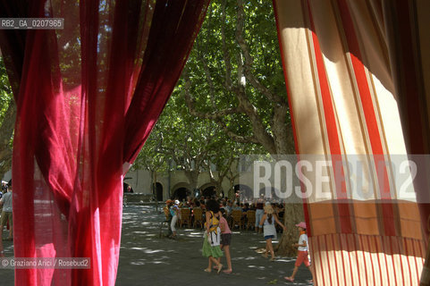 FRANCIA (LANGUEDOC-ROUSSILON) UZES : LA PLACE AUX HERBES © 2006 Graziano Arici/Rosebud2 / GEO PIAZZA MERCATO ROSSO STOFFA ALBERO