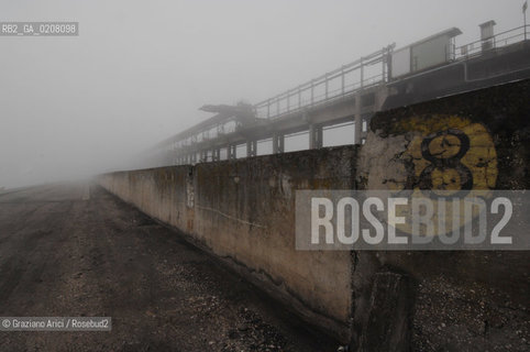 VENEZIA 22/2/2008 - INDUSTRIE ABBANDONATE A PORTO MARGHERA ©Graziano Arici/Rosebud2