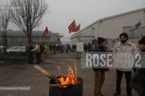VENEZIA 23/2/2008 - SCIOPERO DEI CHIMICI A PORTOMARGHERA ©Graziano Arici/Rosebud2 MANIFESTAZIONE BANDIERA CAPANNONE PETROLCHIMICO