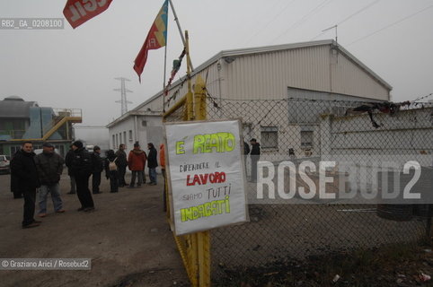 VENEZIA 23/2/2008 - SCIOPERO DEI CHIMICI A PORTOMARGHERA ©Graziano Arici/Rosebud2 MANIFESTAZIONE BANDIERA CAPANNONE PETROLCHIMICO