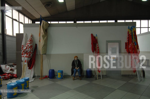 VENEZIA 23/2/2008 - SCIOPERO DEI CHIMICI A PORTOMARGHERA ©Graziano Arici/Rosebud2 MANIFESTAZIONE BANDIERA CAPANNONE PETROLCHIMICO