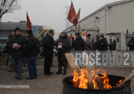 VENEZIA 23/2/2008 - SCIOPERO DEI CHIMICI A PORTOMARGHERA ©Graziano Arici/Rosebud2 MANIFESTAZIONE BANDIERA CAPANNONE PETROLCHIMICO