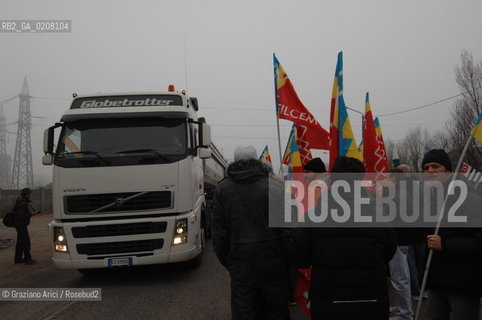 VENEZIA 23/2/2008 - SCIOPERO DEI CHIMICI A PORTOMARGHERA ©Graziano Arici/Rosebud2 MANIFESTAZIONE BANDIERA CAPANNONE PETROLCHIMICO