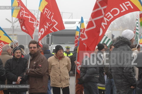 VENEZIA 23/2/2008 - SCIOPERO DEI CHIMICI A PORTOMARGHERA ©Graziano Arici/Rosebud2 MANIFESTAZIONE BANDIERA CAPANNONE PETROLCHIMICO