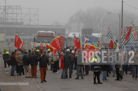 VENEZIA 23/2/2008 - SCIOPERO DEI CHIMICI A PORTOMARGHERA ©Graziano Arici/Rosebud2 MANIFESTAZIONE BANDIERA CAPANNONE PETROLCHIMICO