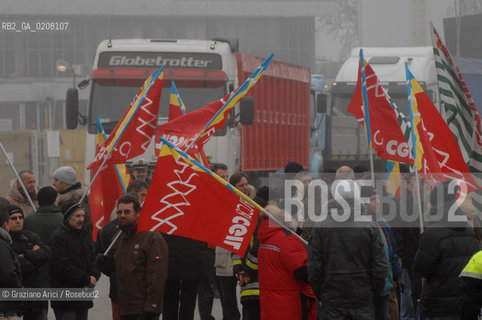 VENEZIA 23/2/2008 - SCIOPERO DEI CHIMICI A PORTOMARGHERA ©Graziano Arici/Rosebud2 MANIFESTAZIONE BANDIERA CAPANNONE PETROLCHIMICO