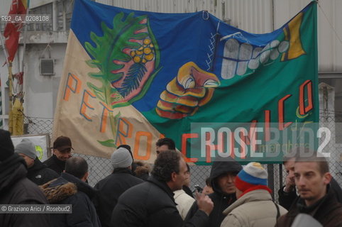 VENEZIA 23/2/2008 - SCIOPERO DEI CHIMICI A PORTOMARGHERA ©Graziano Arici/Rosebud2 MANIFESTAZIONE BANDIERA CAPANNONE PETROLCHIMICO