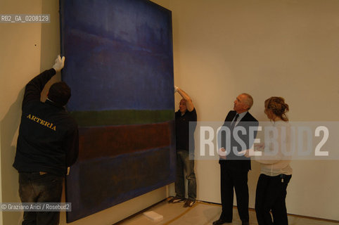 VENEZIA 29 MARZO 2006 - ALLESTIMENTO DELLA MOSTRA A PALAZZO GRASSI CON IL SIGNOR PINAULT E LA CURATRICE  ALISON  GINGERAS A PALAZZO GRASSI ©Graziano Arici/Rosebud2/PALAZZO GRASSI