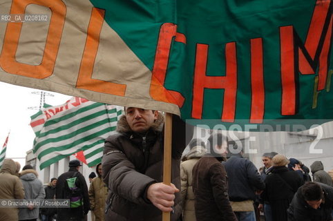 VENICE 5/3/2008 - PORTOMARGHERA INDUSTRIAL COMPOUND - STRIKE OF THE WORKERS OF THE ENI CHEMICAL INDUSTRY PETROLCHIMICO TO SAVE THEIR JOB. THEY GO TO SQUAT THE FREEWAY (TANGENZIALE) TO VENICE ©Graziano Arici/Rosebud2 MANIFESTAZIONE CORTEO OPERAI SCIOPERO