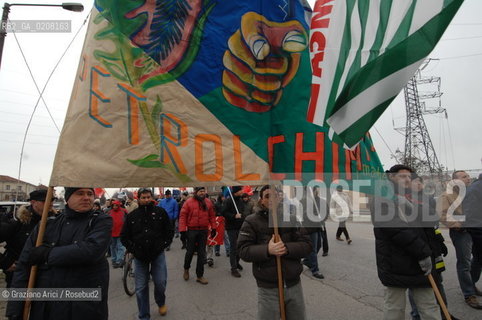 VENICE 5/3/2008 - PORTOMARGHERA INDUSTRIAL COMPOUND - STRIKE OF THE WORKERS OF THE ENI CHEMICAL INDUSTRY PETROLCHIMICO TO SAVE THEIR JOB. THEY GO TO SQUAT THE FREEWAY (TANGENZIALE) TO VENICE ©Graziano Arici/Rosebud2 MANIFESTAZIONE CORTEO OPERAI SCIOPERO