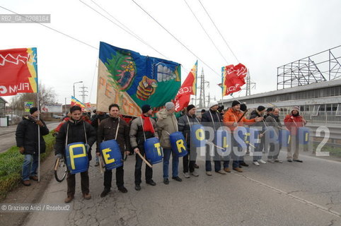 VENICE 5/3/2008 - PORTOMARGHERA INDUSTRIAL COMPOUND - STRIKE OF THE WORKERS OF THE ENI CHEMICAL INDUSTRY PETROLCHIMICO TO SAVE THEIR JOB. THEY GO TO SQUAT THE FREEWAY (TANGENZIALE) TO VENICE ©Graziano Arici/Rosebud2 MANIFESTAZIONE CORTEO OPERAI SCIOPERO