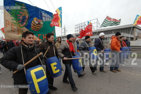 VENICE 5/3/2008 - PORTOMARGHERA INDUSTRIAL COMPOUND - STRIKE OF THE WORKERS OF THE ENI CHEMICAL INDUSTRY PETROLCHIMICO TO SAVE THEIR JOB. THEY GO TO SQUAT THE FREEWAY (TANGENZIALE) TO VENICE ©Graziano Arici/Rosebud2 MANIFESTAZIONE CORTEO OPERAI SCIOPERO