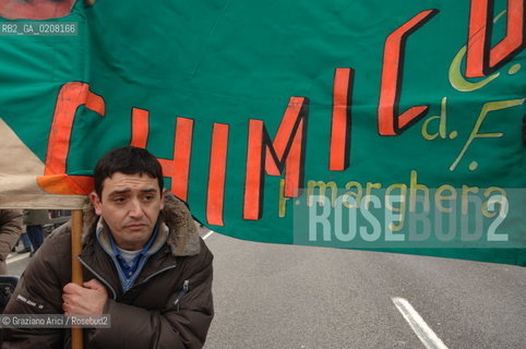 VENICE 5/3/2008 - PORTOMARGHERA INDUSTRIAL COMPOUND - STRIKE OF THE WORKERS OF THE ENI CHEMICAL INDUSTRY PETROLCHIMICO TO SAVE THEIR JOB. THEY GO TO SQUAT THE FREEWAY (TANGENZIALE) TO VENICE ©Graziano Arici/Rosebud2 MANIFESTAZIONE CORTEO OPERAI SCIOPERO