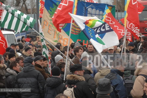 VENICE 5/3/2008 - PORTOMARGHERA INDUSTRIAL COMPOUND - STRIKE OF THE WORKERS OF THE ENI CHEMICAL INDUSTRY PETROLCHIMICO TO SAVE THEIR JOB. THEY GO TO SQUAT THE FREEWAY (TANGENZIALE) TO VENICE ©Graziano Arici/Rosebud2 MANIFESTAZIONE CORTEO OPERAI SCIOPERO