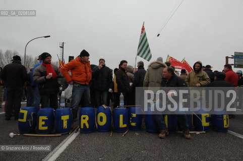 VENICE 5/3/2008 - PORTOMARGHERA INDUSTRIAL COMPOUND - STRIKE OF THE WORKERS OF THE ENI CHEMICAL INDUSTRY PETROLCHIMICO TO SAVE THEIR JOB. THEY GO TO SQUAT THE FREEWAY (TANGENZIALE) TO VENICE ©Graziano Arici/Rosebud2 MANIFESTAZIONE CORTEO OPERAI SCIOPERO