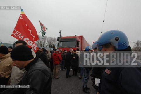 VENICE 5/3/2008 - PORTOMARGHERA INDUSTRIAL COMPOUND - STRIKE OF THE WORKERS OF THE ENI CHEMICAL INDUSTRY PETROLCHIMICO TO SAVE THEIR JOB. THEY GO TO SQUAT THE FREEWAY (TANGENZIALE) TO VENICE ©Graziano Arici/Rosebud2 MANIFESTAZIONE CORTEO OPERAI SCIOPERO