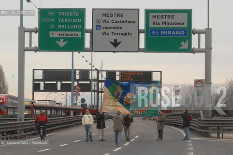 VENICE 5/3/2008 - PORTOMARGHERA INDUSTRIAL COMPOUND - STRIKE OF THE WORKERS OF THE ENI CHEMICAL INDUSTRY PETROLCHIMICO TO SAVE THEIR JOB. THEY GO TO SQUAT THE FREEWAY (TANGENZIALE) TO VENICE ©Graziano Arici/Rosebud2 MANIFESTAZIONE CORTEO OPERAI SCIOPERO