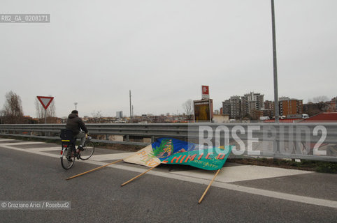 VENICE 5/3/2008 - PORTOMARGHERA INDUSTRIAL COMPOUND - STRIKE OF THE WORKERS OF THE ENI CHEMICAL INDUSTRY PETROLCHIMICO TO SAVE THEIR JOB. THEY GO TO SQUAT THE FREEWAY (TANGENZIALE) TO VENICE ©Graziano Arici/Rosebud2 MANIFESTAZIONE CORTEO OPERAI SCIOPERO