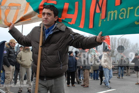 VENICE 5/3/2008 - PORTOMARGHERA INDUSTRIAL COMPOUND - STRIKE OF THE WORKERS OF THE ENI CHEMICAL INDUSTRY PETROLCHIMICO TO SAVE THEIR JOB. THEY GO TO SQUAT THE FREEWAY (TANGENZIALE) TO VENICE © MARTA BUSO/ARICI/GRAZIANERI MANIFESTAZIONE CORTEO OPERAI SCIOPERO