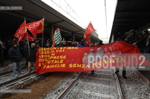 VENICE 6/3/2008 - PORTOMARGHERA INDUSTRIAL COMPOUND - STRIKE OF THE WORKERS OF THE ENI CHEMICAL INDUSTRY PETROLCHIMICO TO SAVE THEIR JOB. THEY GO TO OCCUPY THE RAILWAY AND THE MESTRE STATION TO VENICE ©Graziano Arici/Rosebud2 MANIFESTAZIONE CORTEO OPERAI SCIOPERO STAZIONE TRENO