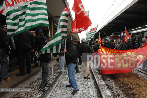 VENICE 6/3/2008 - PORTOMARGHERA INDUSTRIAL COMPOUND - STRIKE OF THE WORKERS OF THE ENI CHEMICAL INDUSTRY PETROLCHIMICO TO SAVE THEIR JOB. THEY GO TO OCCUPY THE RAILWAY AND THE MESTRE STATION TO VENICE ©Graziano Arici/Rosebud2 MANIFESTAZIONE CORTEO OPERAI SCIOPERO STAZIONE TRENO