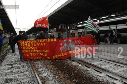 VENICE 6/3/2008 - PORTOMARGHERA INDUSTRIAL COMPOUND - STRIKE OF THE WORKERS OF THE ENI CHEMICAL INDUSTRY PETROLCHIMICO TO SAVE THEIR JOB. THEY GO TO OCCUPY THE RAILWAY AND THE MESTRE STATION TO VENICE ©Graziano Arici/Rosebud2 MANIFESTAZIONE CORTEO OPERAI SCIOPERO STAZIONE TRENO