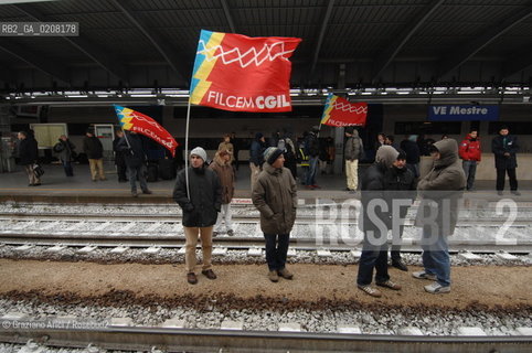 VENICE 6/3/2008 - PORTOMARGHERA INDUSTRIAL COMPOUND - STRIKE OF THE WORKERS OF THE ENI CHEMICAL INDUSTRY PETROLCHIMICO TO SAVE THEIR JOB. THEY GO TO OCCUPY THE RAILWAY AND THE MESTRE STATION TO VENICE ©Graziano Arici/Rosebud2 MANIFESTAZIONE CORTEO OPERAI SCIOPERO STAZIONE TRENO