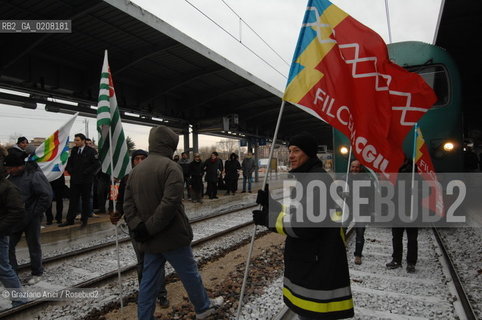 VENICE 6/3/2008 - PORTOMARGHERA INDUSTRIAL COMPOUND - STRIKE OF THE WORKERS OF THE ENI CHEMICAL INDUSTRY PETROLCHIMICO TO SAVE THEIR JOB. THEY GO TO OCCUPY THE RAILWAY AND THE MESTRE STATION TO VENICE ©Graziano Arici/Rosebud2 MANIFESTAZIONE CORTEO OPERAI SCIOPERO STAZIONE TRENO