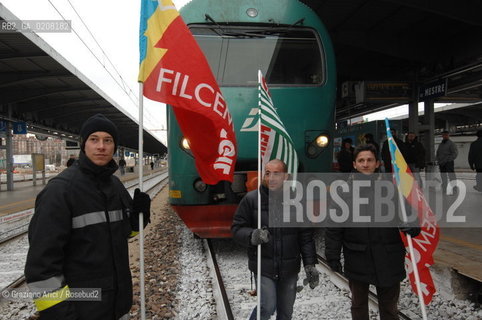 VENICE 6/3/2008 - PORTOMARGHERA INDUSTRIAL COMPOUND - STRIKE OF THE WORKERS OF THE ENI CHEMICAL INDUSTRY PETROLCHIMICO TO SAVE THEIR JOB. THEY GO TO OCCUPY THE RAILWAY AND THE MESTRE STATION TO VENICE ©Graziano Arici/Rosebud2 MANIFESTAZIONE CORTEO OPERAI SCIOPERO STAZIONE TRENO