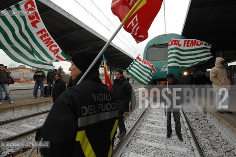 VENICE 6/3/2008 - PORTOMARGHERA INDUSTRIAL COMPOUND - STRIKE OF THE WORKERS OF THE ENI CHEMICAL INDUSTRY PETROLCHIMICO TO SAVE THEIR JOB. THEY GO TO OCCUPY THE RAILWAY AND THE MESTRE STATION TO VENICE ©Graziano Arici/Rosebud2 MANIFESTAZIONE CORTEO OPERAI SCIOPERO STAZIONE TRENO