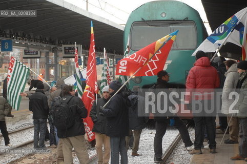 VENICE 6/3/2008 - PORTOMARGHERA INDUSTRIAL COMPOUND - STRIKE OF THE WORKERS OF THE ENI CHEMICAL INDUSTRY PETROLCHIMICO TO SAVE THEIR JOB. THEY GO TO OCCUPY THE RAILWAY AND THE MESTRE STATION TO VENICE ©Graziano Arici/Rosebud2 MANIFESTAZIONE CORTEO OPERAI SCIOPERO STAZIONE TRENO