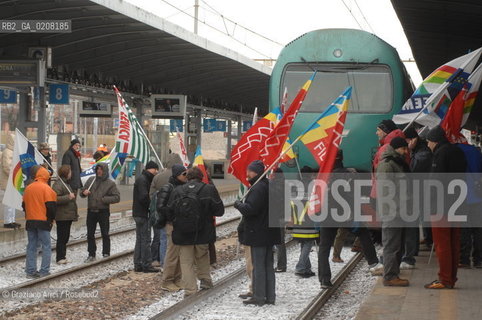 VENICE 6/3/2008 - PORTOMARGHERA INDUSTRIAL COMPOUND - STRIKE OF THE WORKERS OF THE ENI CHEMICAL INDUSTRY PETROLCHIMICO TO SAVE THEIR JOB. THEY GO TO OCCUPY THE RAILWAY AND THE MESTRE STATION TO VENICE ©Graziano Arici/Rosebud2 MANIFESTAZIONE CORTEO OPERAI SCIOPERO STAZIONE TRENO