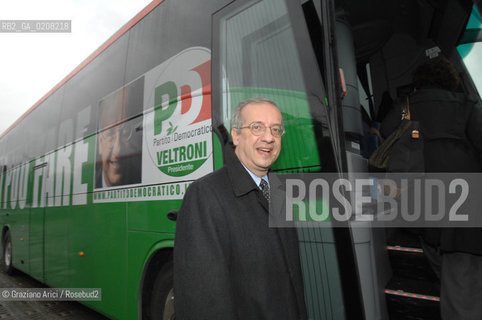 VENICE-MESTRE - 8/3/2008 - THE LEADER OF DEMOCRATIC PARTY (PARTITO DEMOCRATICO - PD) WALTER VELTRONI DELIVERS HIS SPEECH DURING AN ELECTORAL MEETING WITH THE WORKERS OF VENICE COMMERCIAL HARBOUR ©Graziano Arici/Rosebud2 POLITICA