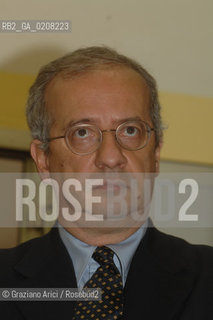 VENICE-MESTRE - 8/3/2008 - THE LEADER OF DEMOCRATIC PARTY (PARTITO DEMOCRATICO - PD) WALTER VELTRONI DELIVERS HIS SPEECH DURING AN ELECTORAL MEETING WITH THE WORKERS OF VENICE COMMERCIAL HARBOUR ©Graziano Arici/Rosebud2 POLITICA