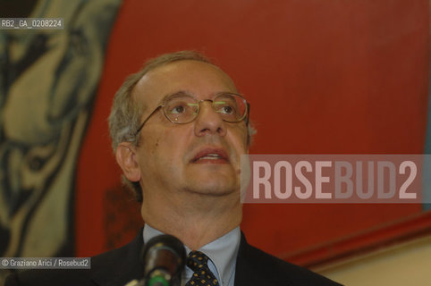 VENICE-MESTRE - 8/3/2008 - THE LEADER OF DEMOCRATIC PARTY (PARTITO DEMOCRATICO - PD) WALTER VELTRONI DELIVERS HIS SPEECH DURING AN ELECTORAL MEETING WITH THE WORKERS OF VENICE COMMERCIAL HARBOUR ©Graziano Arici/Rosebud2 POLITICA