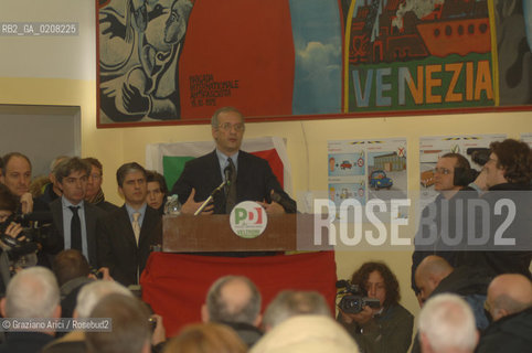 VENICE-MESTRE - 8/3/2008 - THE LEADER OF DEMOCRATIC PARTY (PARTITO DEMOCRATICO - PD) WALTER VELTRONI DELIVERS HIS SPEECH DURING AN ELECTORAL MEETING WITH THE WORKERS OF VENICE COMMERCIAL HARBOUR ©Graziano Arici/Rosebud2 POLITICA