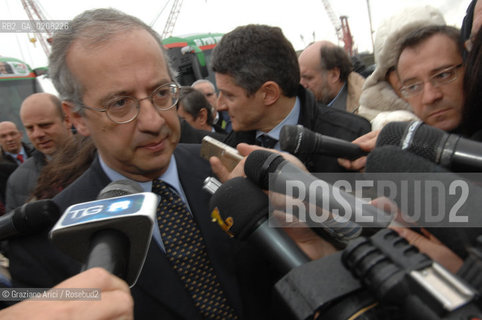VENICE-MESTRE - 8/3/2008 - THE LEADER OF DEMOCRATIC PARTY (PARTITO DEMOCRATICO - PD) WALTER VELTRONI DELIVERS HIS SPEECH DURING AN ELECTORAL MEETING IN MESTRE ©Graziano Arici/Rosebud2 POLITICA