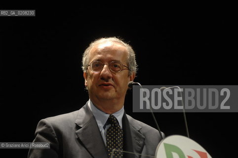 VENICE-MESTRE - 8/3/2008 - THE LEADER OF DEMOCRATIC PARTY (PARTITO DEMOCRATICO - PD) WALTER VELTRONI DELIVERS HIS SPEECH DURING AN ELECTORAL MEETING IN MESTRE ©Graziano Arici/Rosebud2 POLITICA