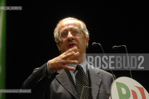 VENICE-MESTRE - 8/3/2008 - THE LEADER OF DEMOCRATIC PARTY (PARTITO DEMOCRATICO - PD) WALTER VELTRONI DELIVERS HIS SPEECH DURING AN ELECTORAL MEETING IN MESTRE ©Graziano Arici/Rosebud2 POLITICA
