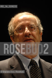 VENICE-MESTRE - 8/3/2008 - THE LEADER OF DEMOCRATIC PARTY (PARTITO DEMOCRATICO - PD) WALTER VELTRONI DELIVERS HIS SPEECH DURING AN ELECTORAL MEETING IN MESTRE ©Graziano Arici/Rosebud2 POLITICA