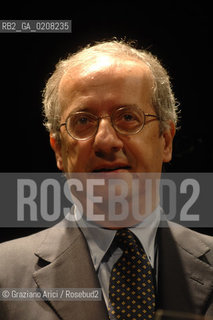 VENICE-MESTRE - 8/3/2008 - THE LEADER OF DEMOCRATIC PARTY (PARTITO DEMOCRATICO - PD) WALTER VELTRONI DELIVERS HIS SPEECH DURING AN ELECTORAL MEETING IN MESTRE ©Graziano Arici/Rosebud2 POLITICA