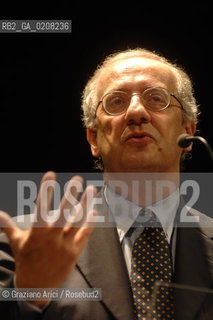VENICE-MESTRE - 8/3/2008 - THE LEADER OF DEMOCRATIC PARTY (PARTITO DEMOCRATICO - PD) WALTER VELTRONI DELIVERS HIS SPEECH DURING AN ELECTORAL MEETING IN MESTRE ©Graziano Arici/Rosebud2 POLITICA