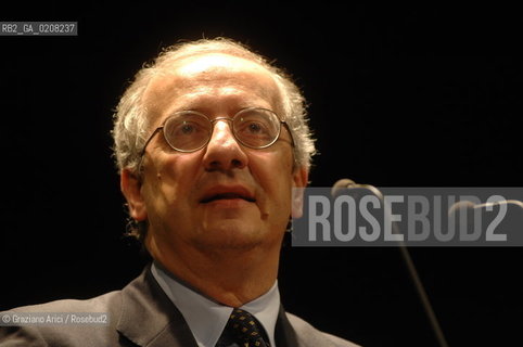 VENICE-MESTRE - 8/3/2008 - THE LEADER OF DEMOCRATIC PARTY (PARTITO DEMOCRATICO - PD) WALTER VELTRONI DELIVERS HIS SPEECH DURING AN ELECTORAL MEETING IN MESTRE ©Graziano Arici/Rosebud2 POLITICA
