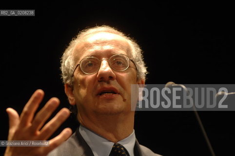 VENICE-MESTRE - 8/3/2008 - THE LEADER OF DEMOCRATIC PARTY (PARTITO DEMOCRATICO - PD) WALTER VELTRONI DELIVERS HIS SPEECH DURING AN ELECTORAL MEETING IN MESTRE ©Graziano Arici/Rosebud2 POLITICA