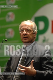 VENICE-MESTRE - 8/3/2008 - THE LEADER OF DEMOCRATIC PARTY (PARTITO DEMOCRATICO - PD) WALTER VELTRONI DELIVERS HIS SPEECH DURING AN ELECTORAL MEETING IN MESTRE ©Graziano Arici/Rosebud2 POLITICA