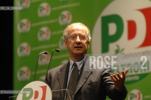 VENICE-MESTRE - 8/3/2008 - THE LEADER OF DEMOCRATIC PARTY (PARTITO DEMOCRATICO - PD) WALTER VELTRONI DELIVERS HIS SPEECH DURING AN ELECTORAL MEETING IN MESTRE ©Graziano Arici/Rosebud2 POLITICA