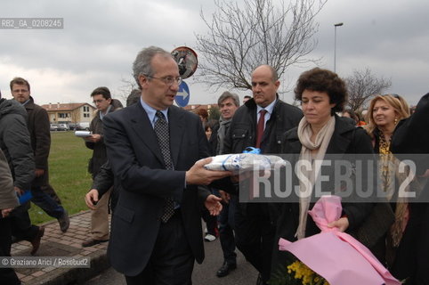 VENICE-MESTRE - 8/3/2008 - THE LEADER OF DEMOCRATIC PARTY (PARTITO DEMOCRATICO - PD) WALTER VELTRONI DELIVERS IS GOING TO HAVE A LUNCH WITH HIS WIFE FLAVIA AT FAVARETTO FAMILY HOUSE IN OLMO DI MARTELLAGO DURING AN ELECTORAL MEETING IN MESTRE ©Graziano Arici/Rosebud2 POLITICA