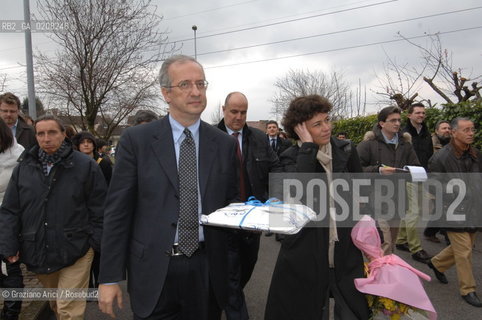 VENICE-MESTRE - 8/3/2008 - THE LEADER OF DEMOCRATIC PARTY (PARTITO DEMOCRATICO - PD) WALTER VELTRONI DELIVERS IS GOING TO HAVE A LUNCH WITH HIS WIFE FLAVIA AT FAVARETTO FAMILY HOUSE IN OLMO DI MARTELLAGO DURING AN ELECTORAL MEETING IN MESTRE ©Graziano Arici/Rosebud2 POLITICA